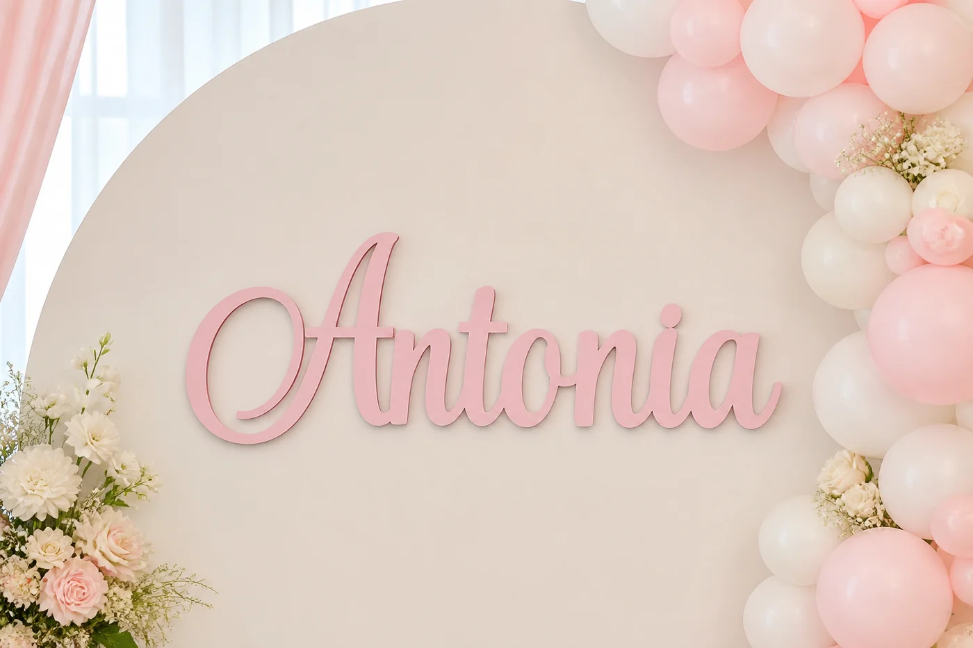 Simulare cu nume decorativ roz din MDF pe un panou de botez