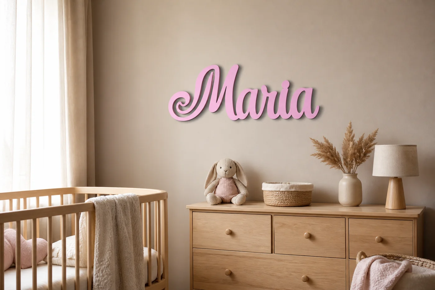 Simulare cu nume decorativ roz din MDF în camera copilului